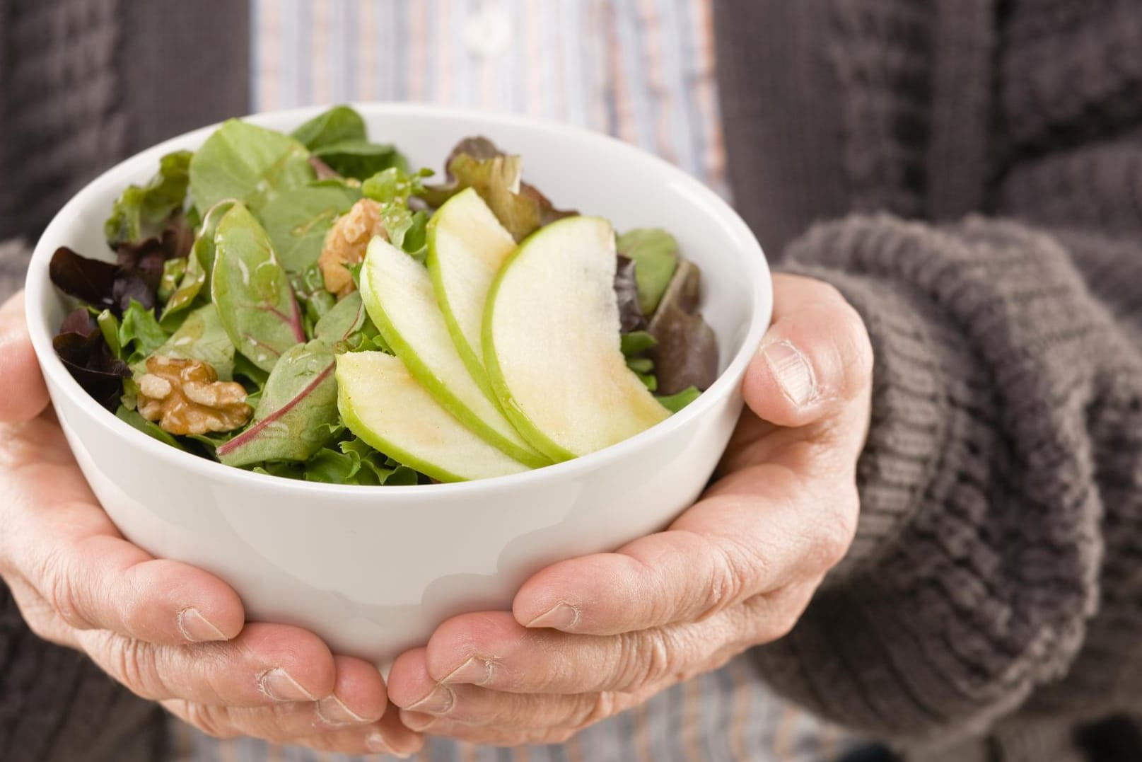 Eine gesunde Ernährung mit viel Obst und Gemüse kann helfen, den Blutdruck zu senken.