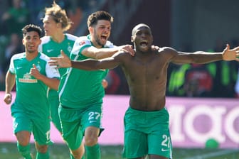 Grenzenloser Jubel: Werder Bremen feiert den Klassenerhalt.
