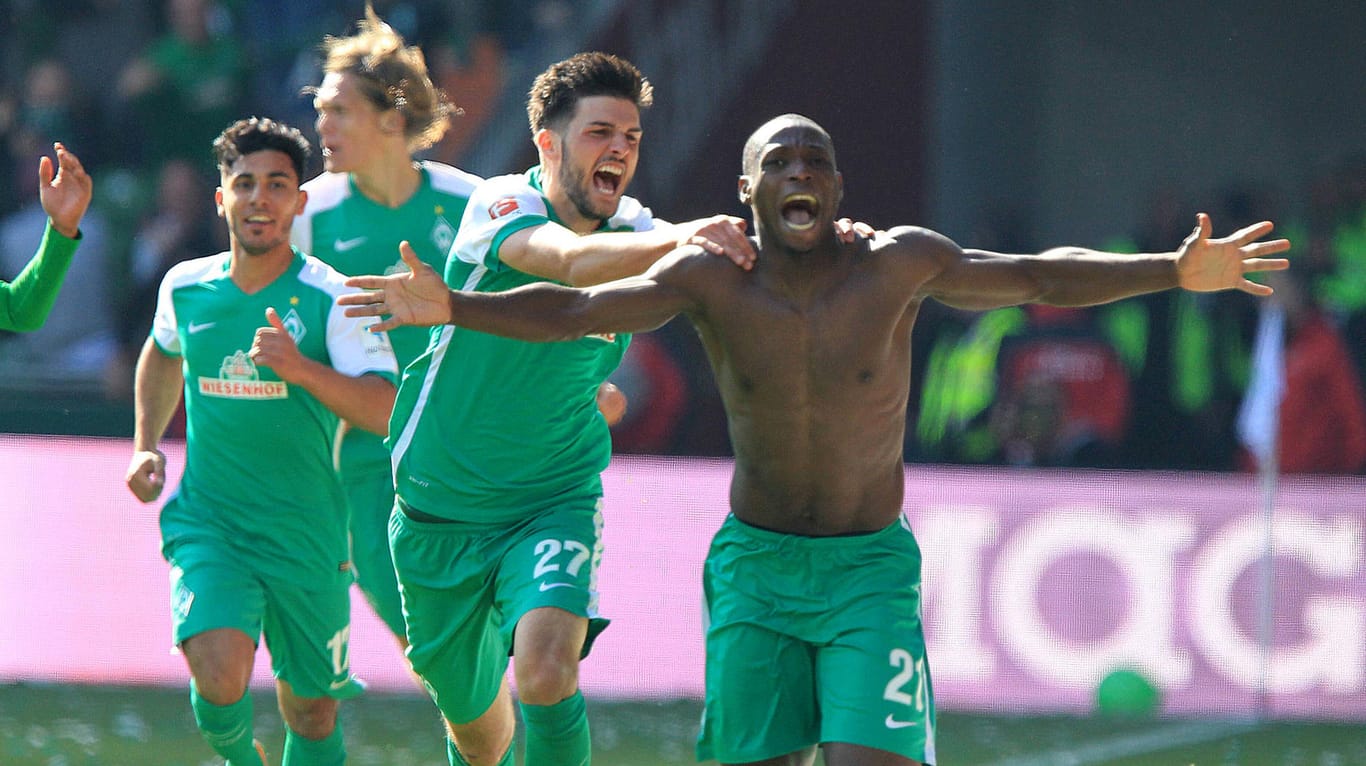 Grenzenloser Jubel: Werder Bremen feiert den Klassenerhalt.