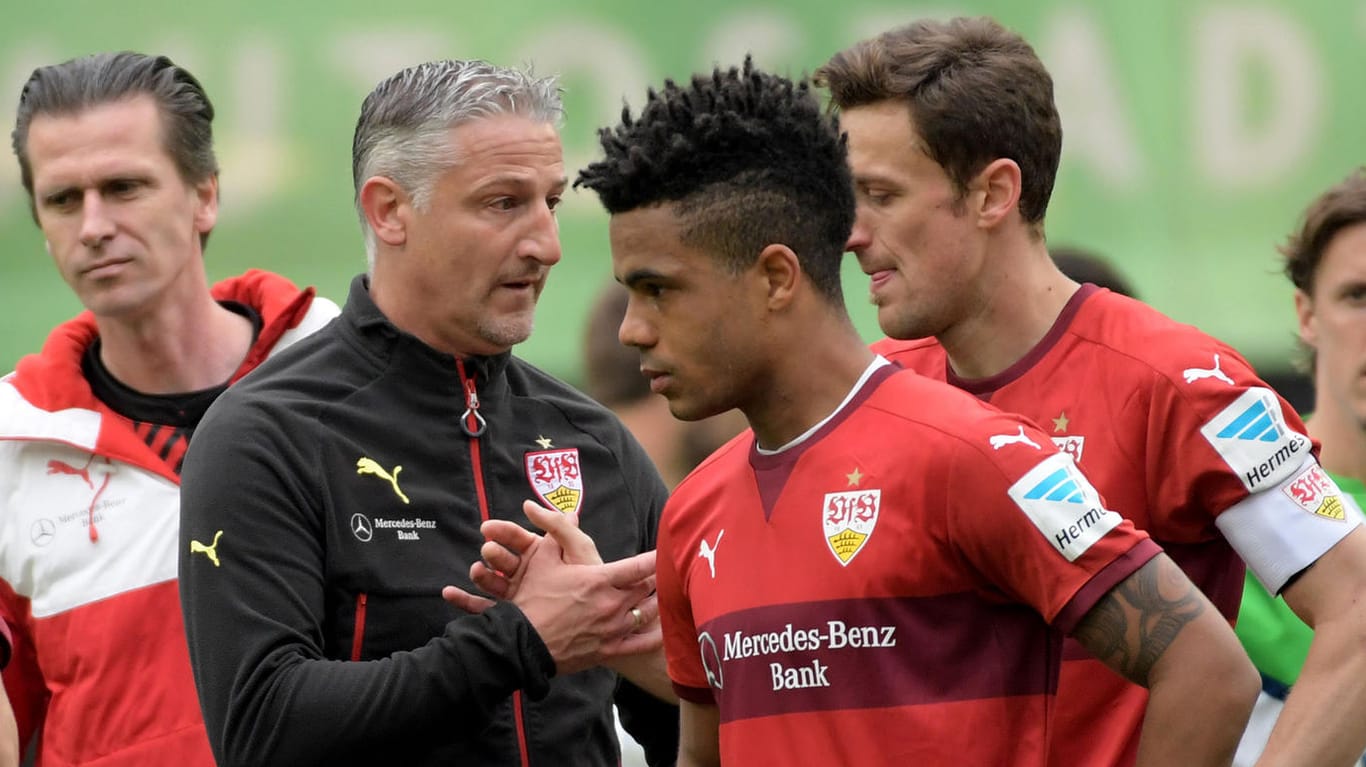 VfB-Trainer Jürgen Kramny (li.), Daniel Didavi (2.v.r), Christian Gentner und Co. konnten den zweiten Bundesliga-Abstieg der Vereinsgeschichte nicht verhindern.