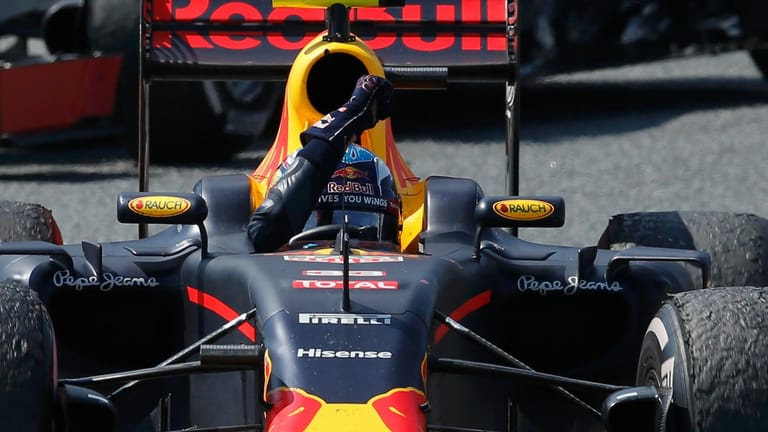 Was für ein Tag für Max Verstappen: Bei seinem ersten Rennen im Red Bull holt er gleich seinen ersten Sieg in der Formel 1.