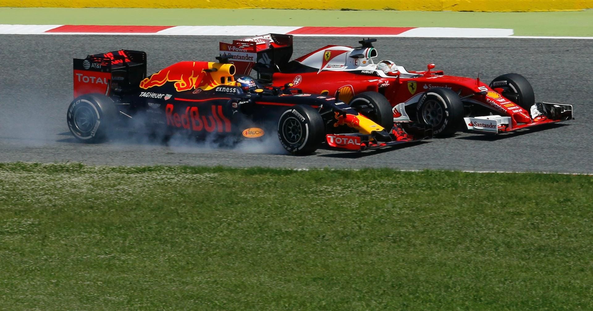 Ein hartes Manöver, jedoch ohne Auswirkungen: Daniel Ricciardo (vorn) gegen Sebastian Vettel.