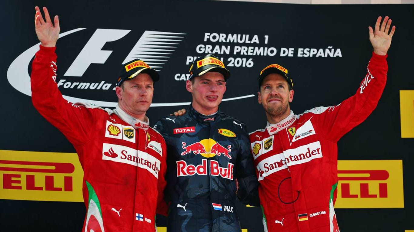 Max Verstappen (Mitte) genießt den Moment auf dem Podium zwischen Kimi Räikkönen (li.) und Sebastian Vettel.