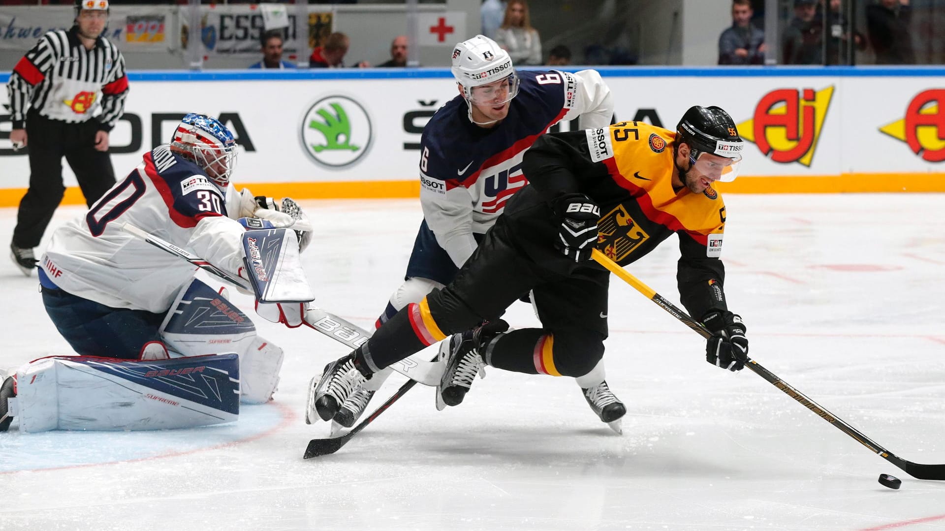 Zweikampfverhalten: Felix Schutz (rechts wird vom US-Amerikaner Chris Wideman bedrängt.