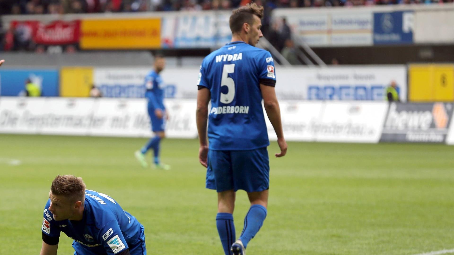 Niedergeschlagen: Die beiden Paderborner Florian Hartherz (li.) und Dominik Wydra.