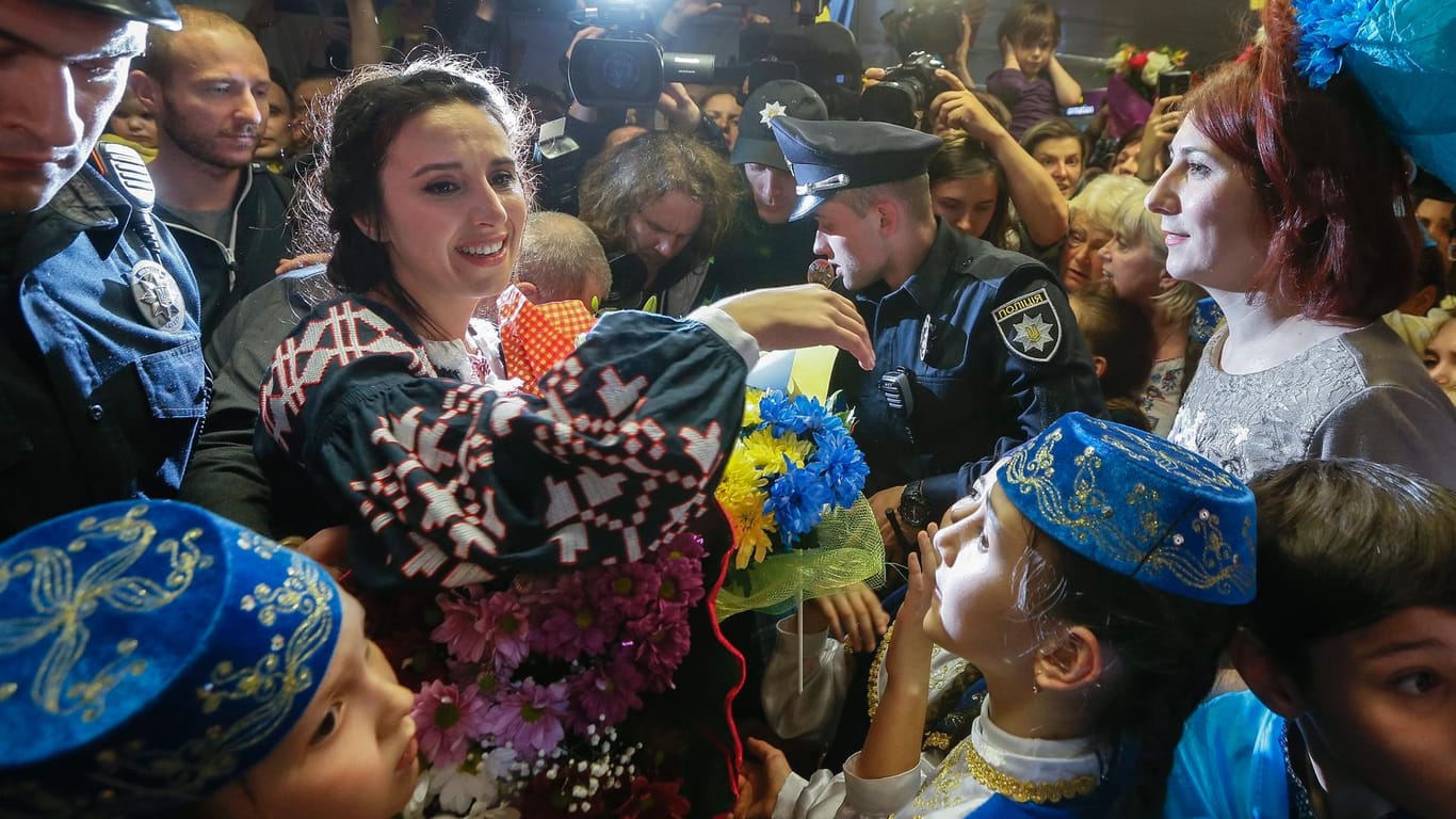 Zurück in der Heimat - Jamala wird in am Flughafen Kiew herzlich begrüßt.