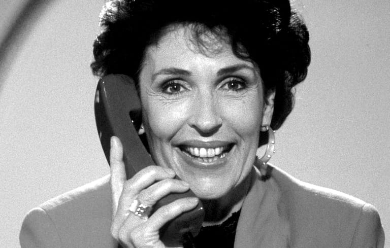 Erika Berger starb am Pfingstsonntag, dem 15. Mai 2016, im Alter von 76 Jahren. Die Buchautorin und Moderatorin machte sich in den 80er Jahren als Sexspezialistin der Nation mit der RTL-Sendung "Call-in - eine Chance für die Liebe" einen Namen.