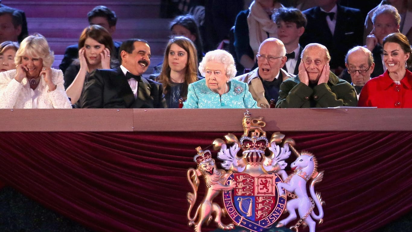 Camilla und Prinz Philip halten sich bei den Salutschüssen die Ohren zu. Den König von Bahrain, Hamad bin Isa Al Khalifa (2.v.l.), Queen Elizabeth II. und Kate scheint das Getöse nicht zu stören.