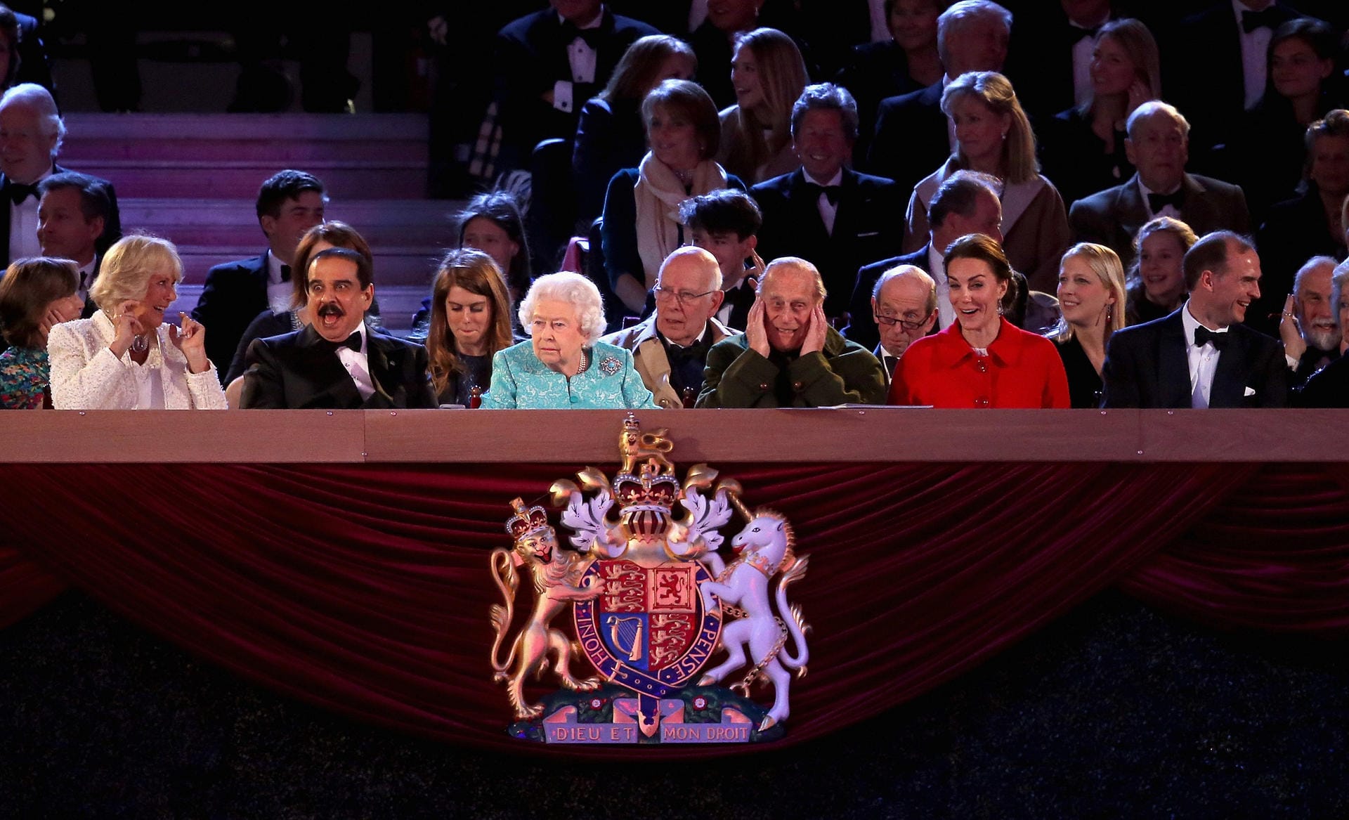 Auf der Ehrentribüne beobachtete die Queen gespannt das Programm. Auch Kate hatte offenkundig Spaß. Die lauten Salutschüsse waren aber wohl etwas zu viel für die Ohren von Camilla und Prinz Charles.