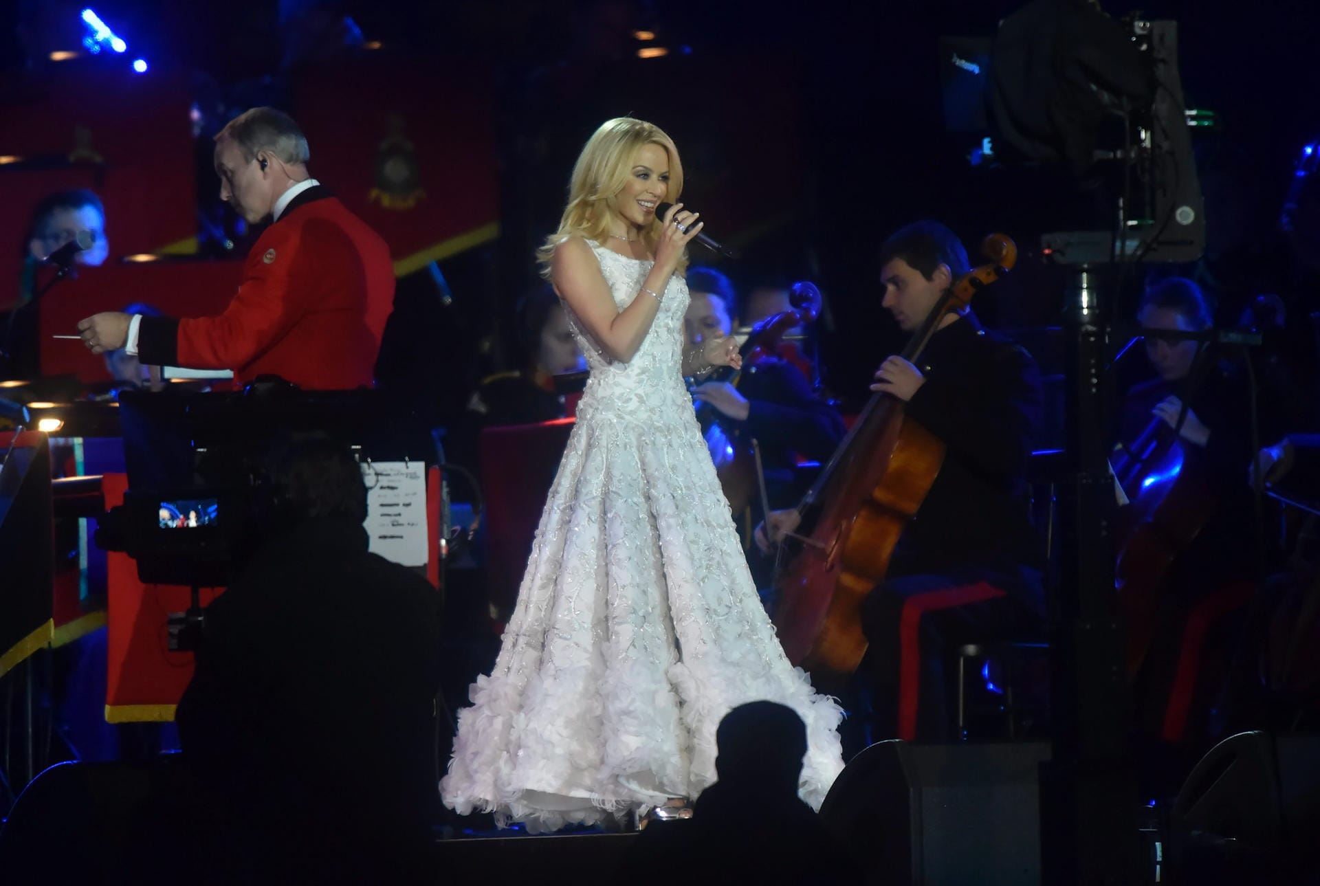 Zur Abrundung des Programms traten zahlreiche Stars auf. Kylie Minogue sang "I Believe In You".