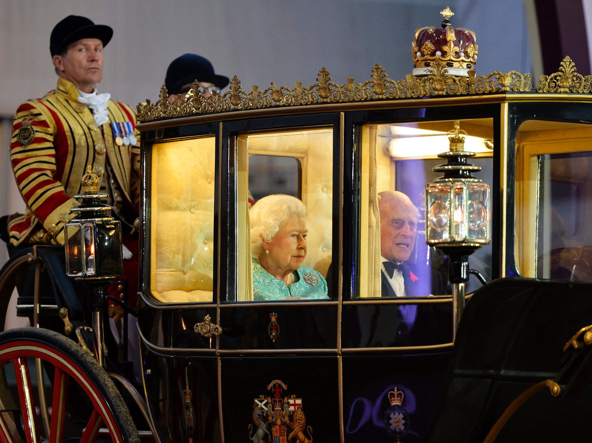 Elizabeth II. und ihr Mann, Prinz Philip, fuhren per Kutsche vor. Am letzten Tag der Feierlichkeiten zu ihrem 90. Geburtstag gab sich auch die Queen in Windsor die Ehre.