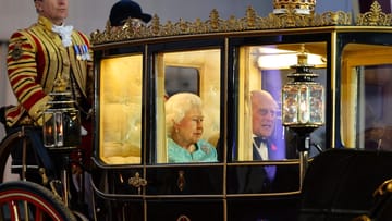 Elizabeth II. und ihr Mann, Prinz Philip, fuhren per Kutsche vor. Am letzten Tag der Feierlichkeiten zu ihrem 90. Geburtstag gab sich auch die Queen in Windsor die Ehre.