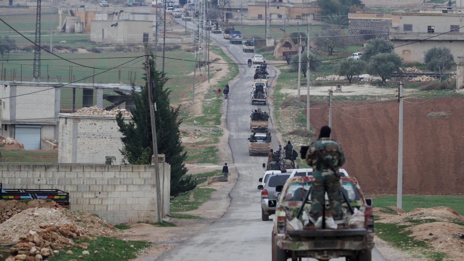 Ein Konvoi der syrischen Nusrah-Front, die zu Al-Kaida gehört, rollt durch eroberte Dörfer nahe Idlib.