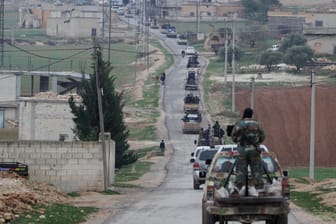 Ein Konvoi der syrischen Nusrah-Front, die zu Al-Kaida gehört, rollt durch eroberte Dörfer nahe Idlib.