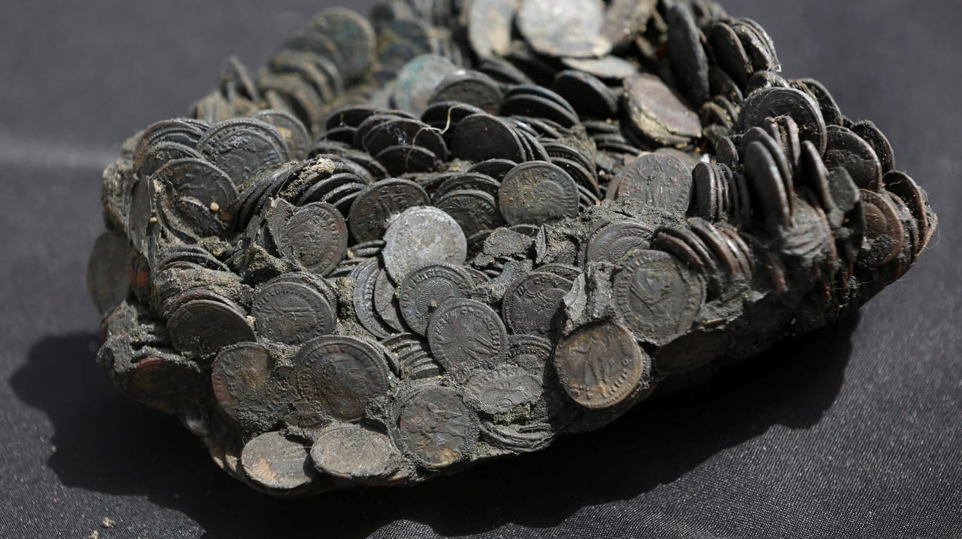 In dem Handelsschiff wurden auch tausende 1600 Jahre alte Münzen gefunden.
