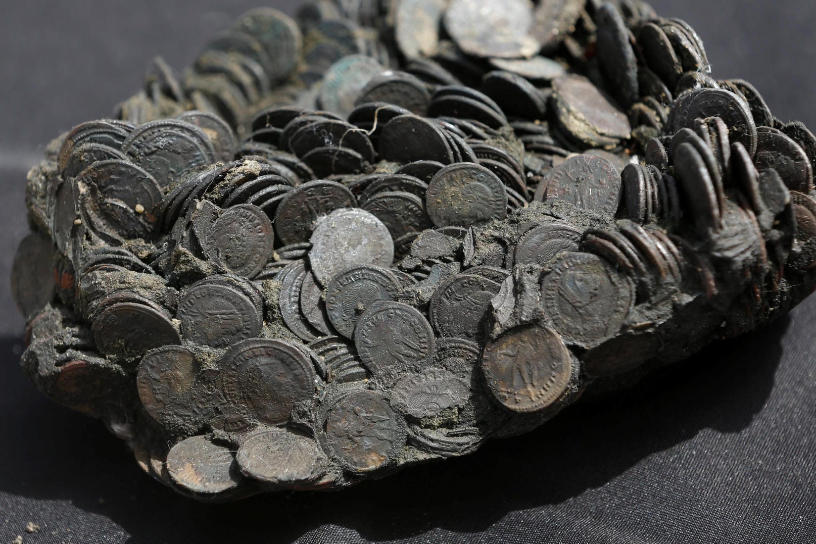 In dem Handelsschiff wurden auch tausende 1600 Jahre alte Münzen gefunden.