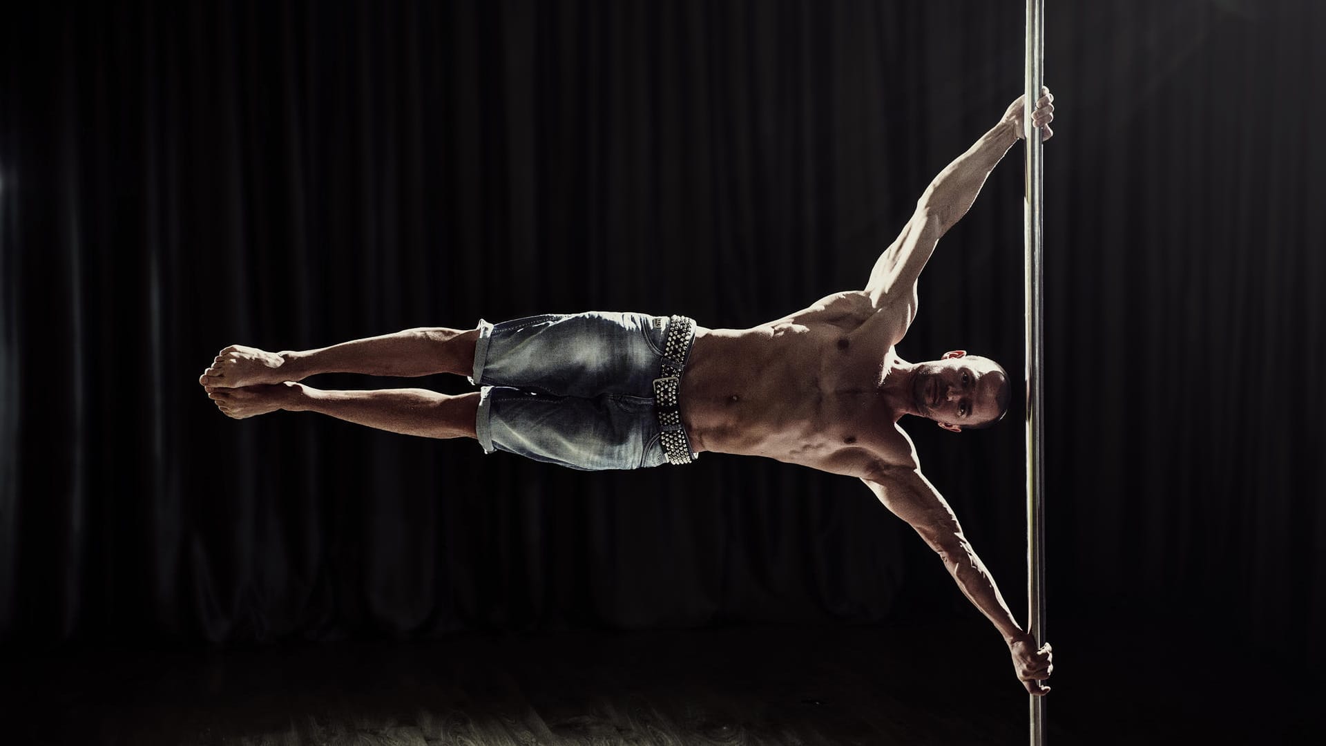 Eine der bekanntesten Übungen mit Eigengewicht ist die sogenannte "Human Flag" ("Menschliche Flagge"), bei der der Sportler sich seitlich an einer Sprossenwand hochzieht und den Rumpf samt Beinen zur Seite wegstreckt.