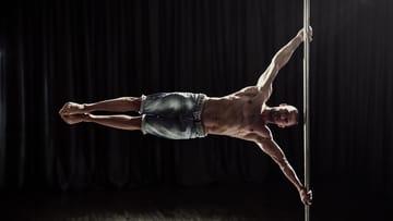 Eine der bekanntesten Übungen mit Eigengewicht ist die sogenannte "Human Flag" ("Menschliche Flagge"), bei der der Sportler sich seitlich an einer Sprossenwand hochzieht und den Rumpf samt Beinen zur Seite wegstreckt.