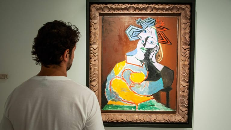 Das Werk "Femme assise accoudée" von Pablo Picasso zeigt die geometrische Verspieltheit des Kubismus.