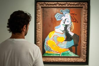 Das Werk "Femme assise accoudée" von Pablo Picasso zeigt die geometrische Verspieltheit des Kubismus.