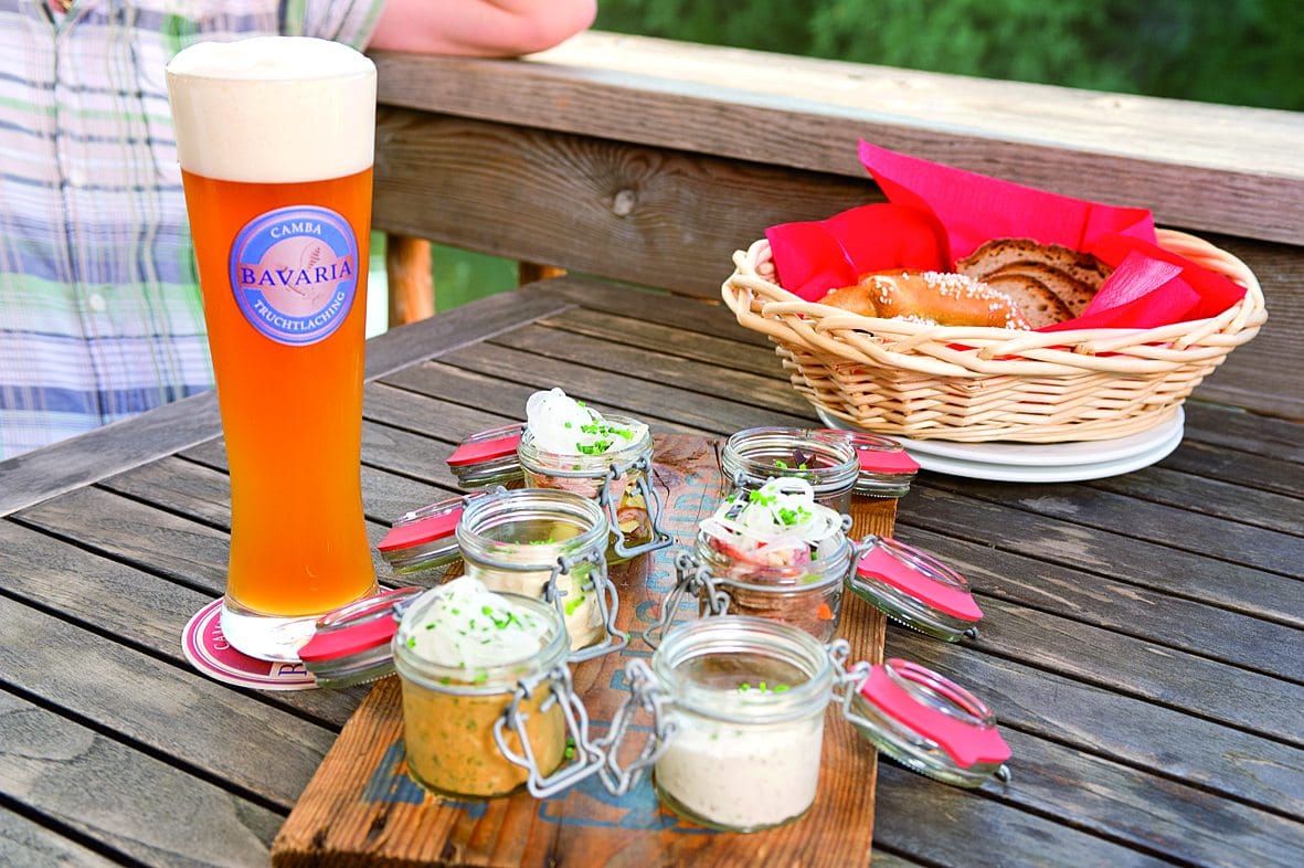 Bier-Sommeliers empfehlen zum hellen Weißbier – hier von der bayrischen Craft Beer-Brauerei Camba Bavaria - nicht zu kräftig gewürzte Wurst, Fisch und Meeresfrüchte, milden Käse und sogar Desserts.
