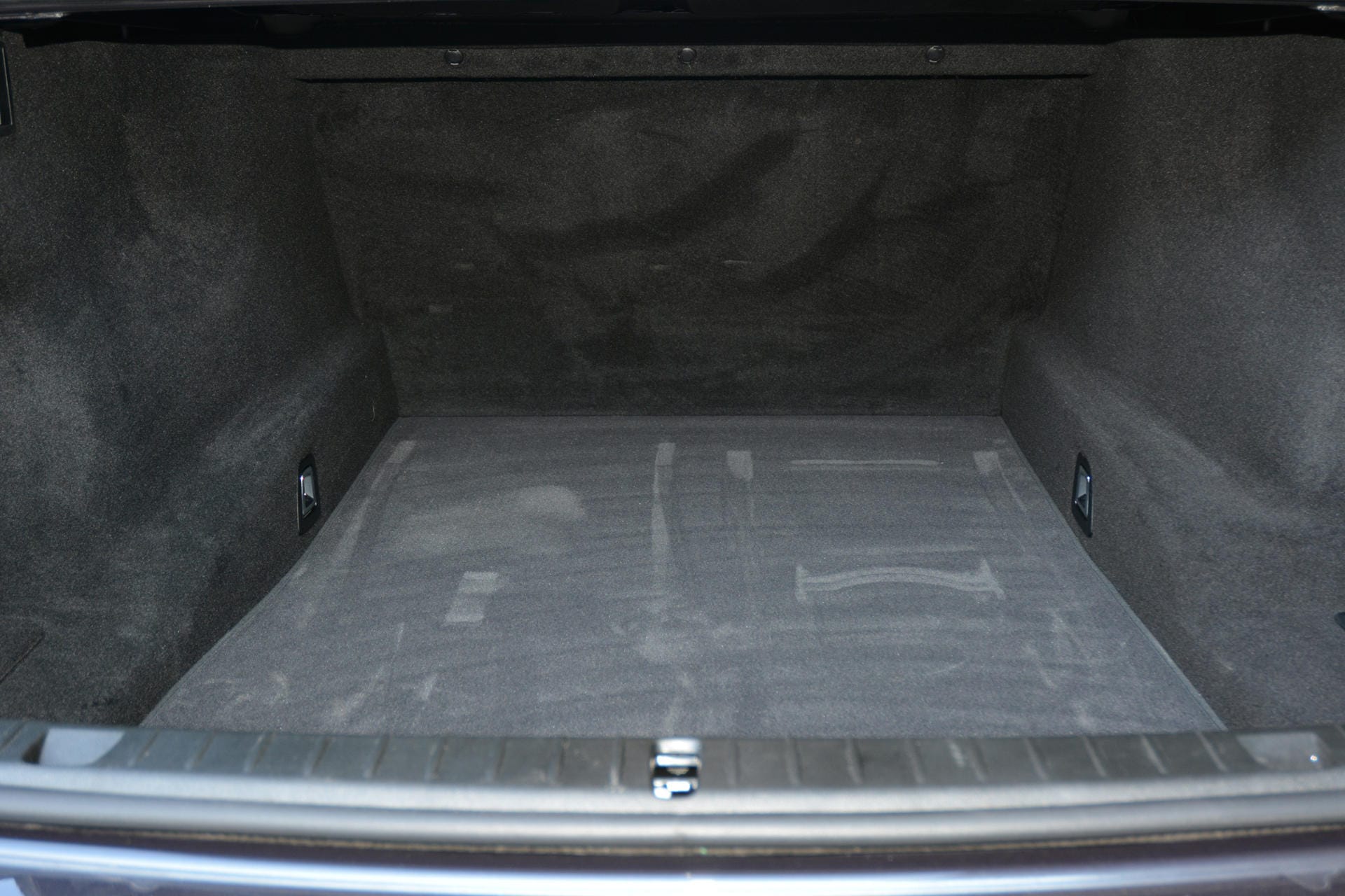 Der Kofferraum ist ein tiefes schwarzes Loch und bietet 515 Liter Stauvolumen.