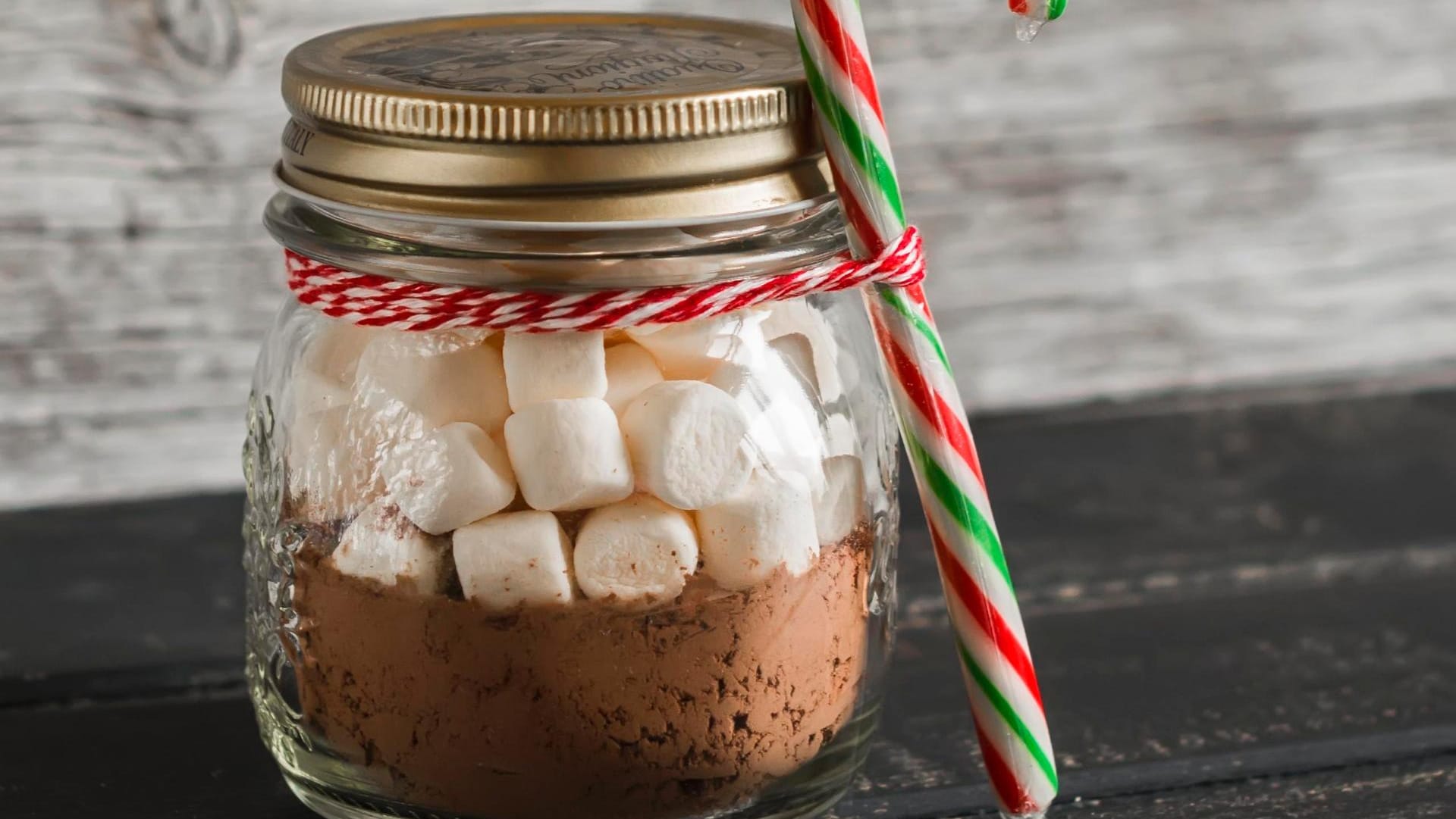 Zutaten für einen Kuchen im Glas sind ein beliebtes DIY-Geschenk.