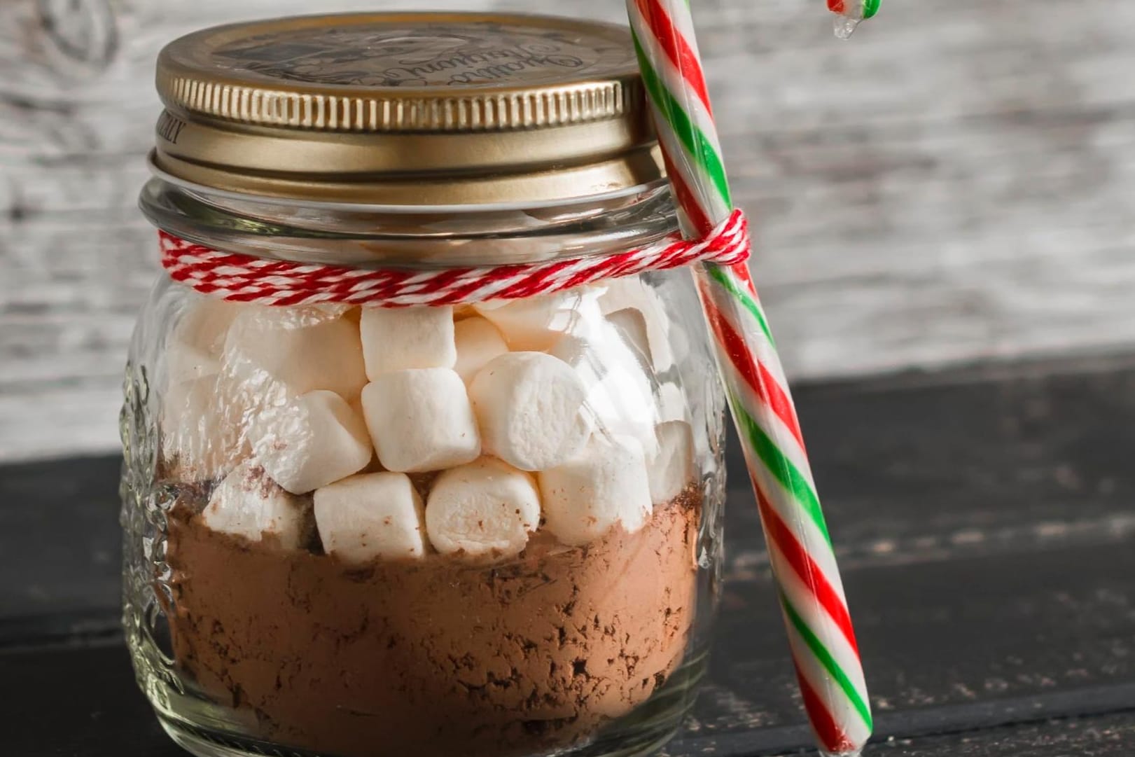 Zutaten für einen Kuchen im Glas sind ein beliebtes DIY-Geschenk.