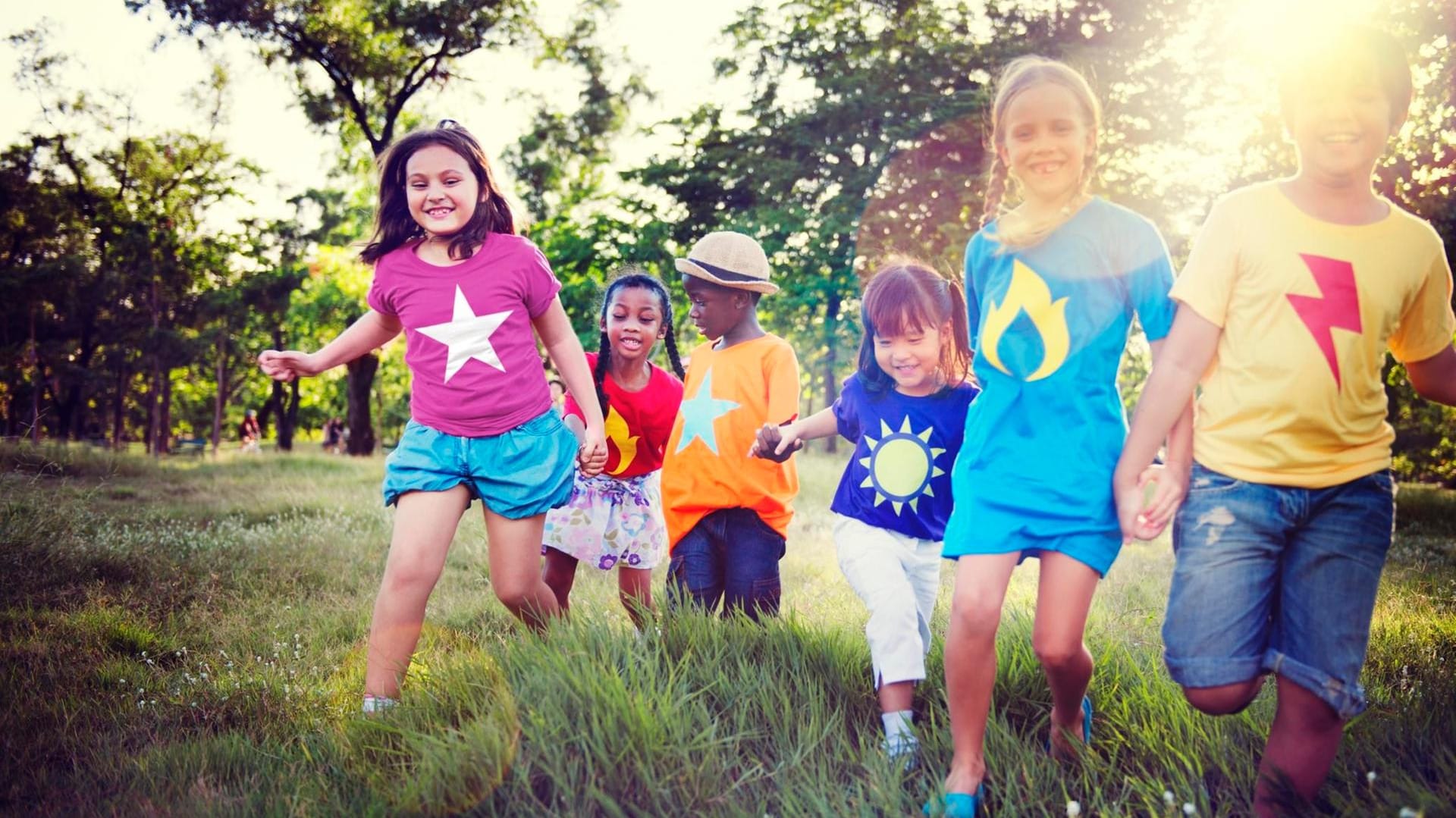 Kinderspiele machen Spaß - und unsere Vorschläge eignen sich alle auch für das Spielen draußen.