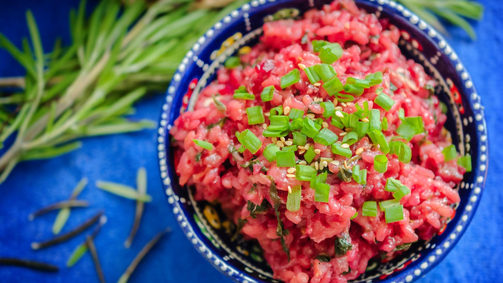 Das Rote-Bete-Risotto können Sie mi Walnüssen oder Frühlingszwiebeln anrichten.