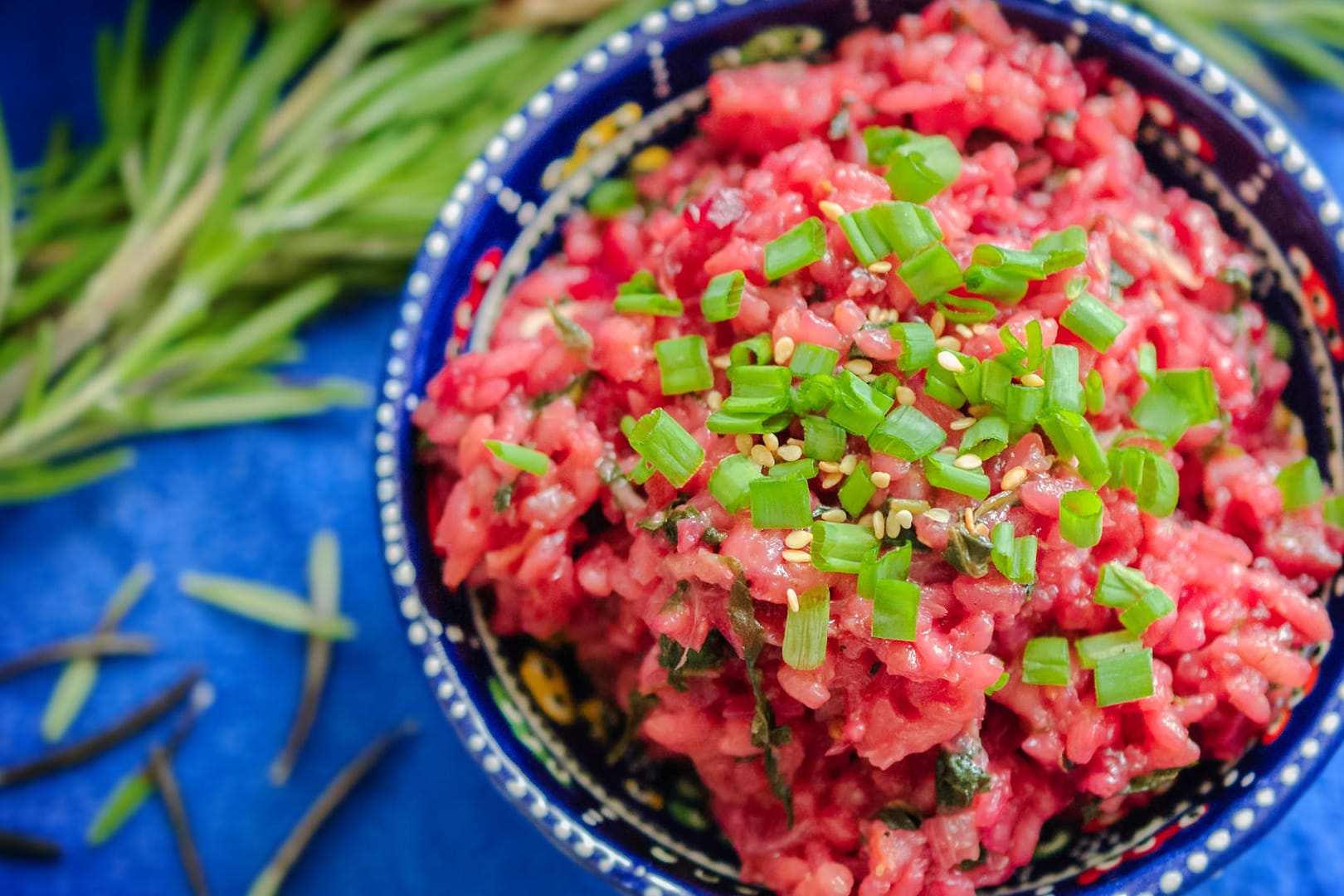 Das Rote-Bete-Risotto können Sie mi Walnüssen oder Frühlingszwiebeln anrichten.