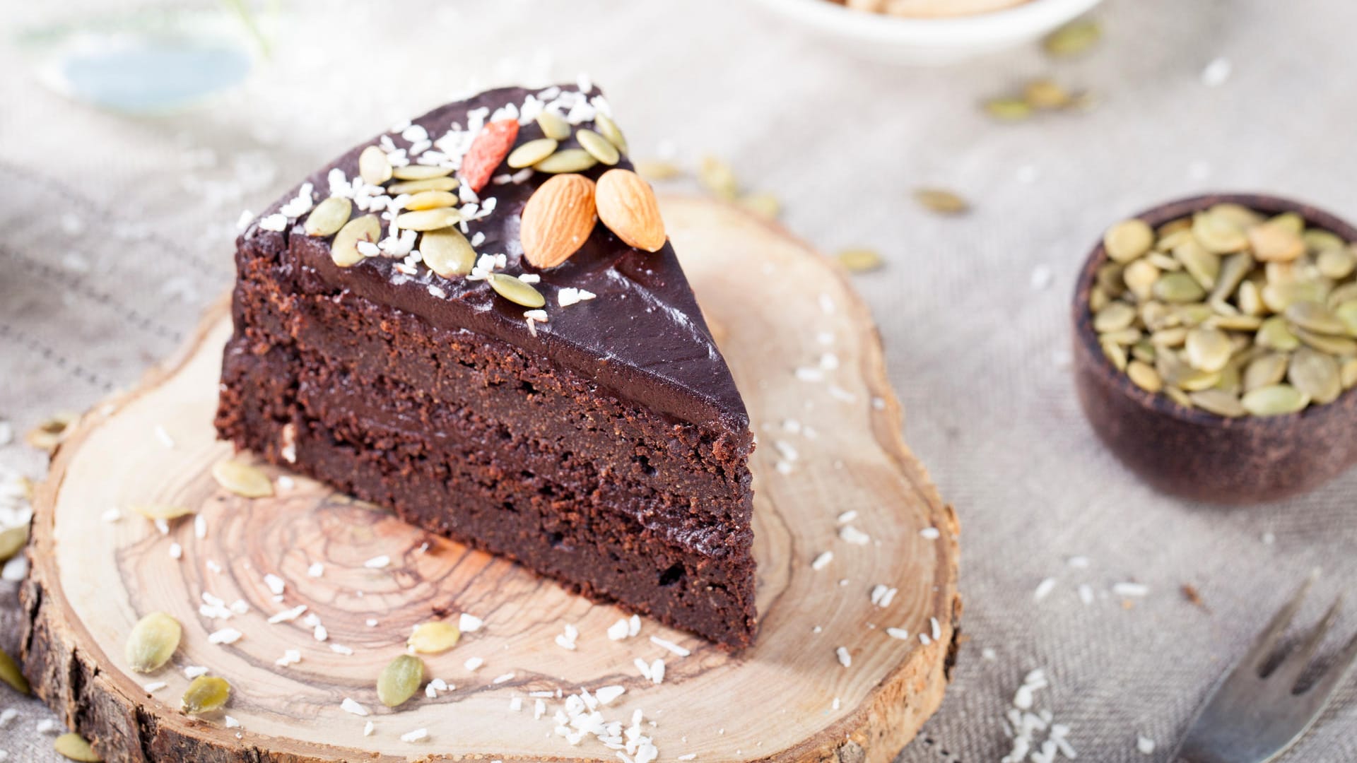 Einen Rote-Bete-Schokokuchen können Sie noch mit Nüssen verzieren.