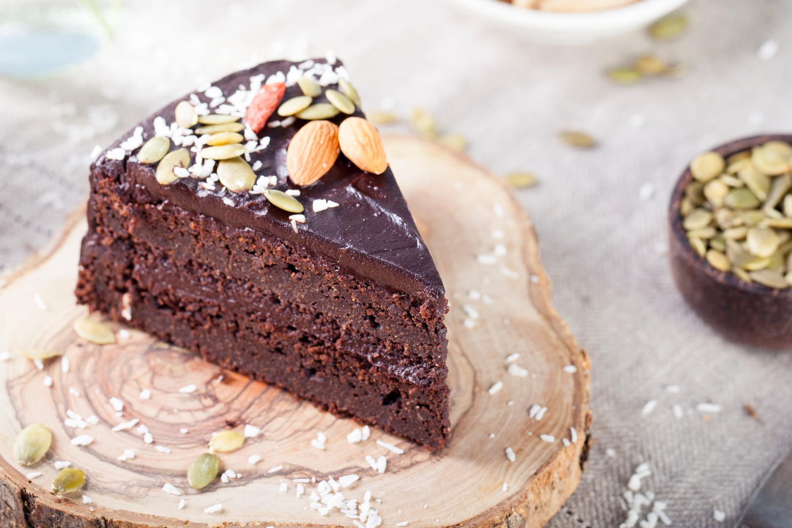 Einen Rote-Bete-Schokokuchen können Sie noch mit Nüssen verzieren.