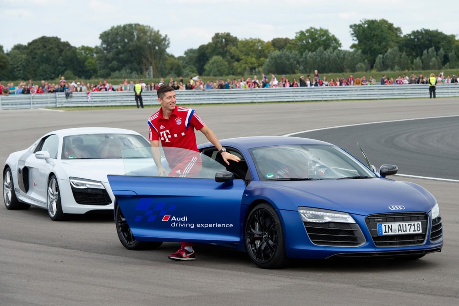 Rennwagen-Fan Lewandowski ist dem rasanten Audi auch nicht abgeneigt.