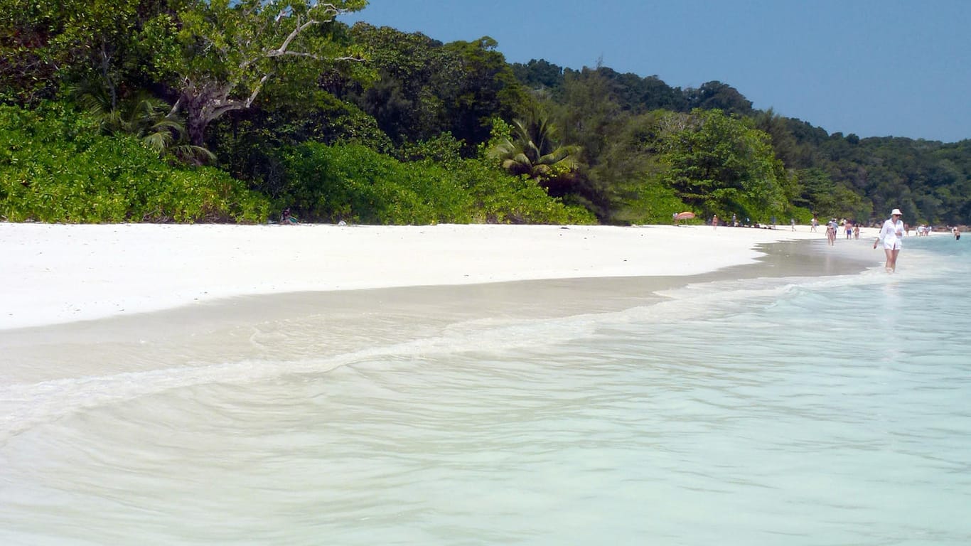 Fast menschenleer ist der Strand auf der Insel Koh Tachai.