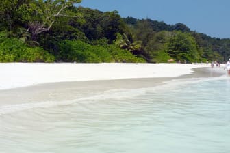 Fast menschenleer ist der Strand auf der Insel Koh Tachai.