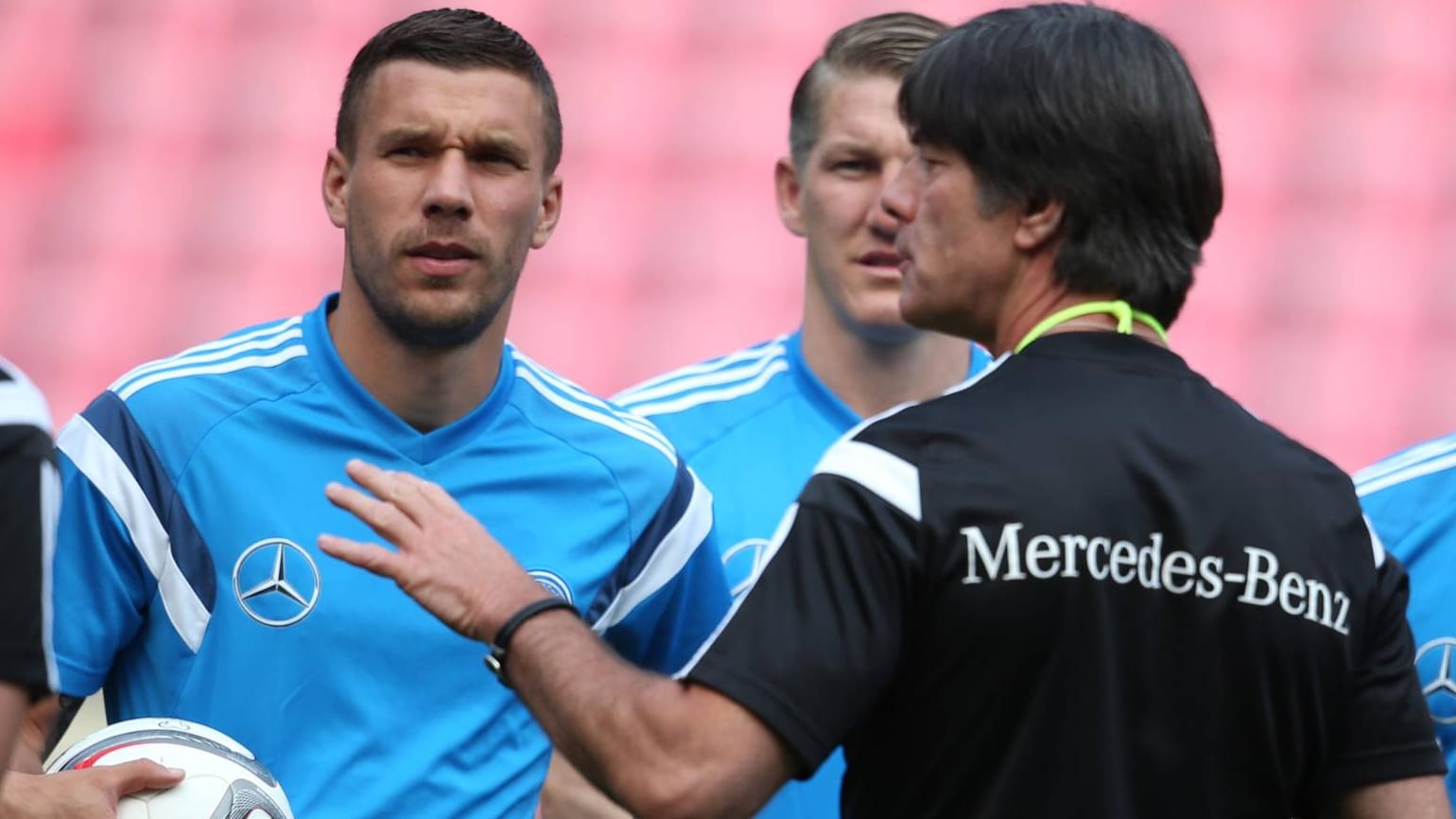 Joachim Löw (re.) vertraut erneut seinen Angreifer auf Lukas Podolski (li.).