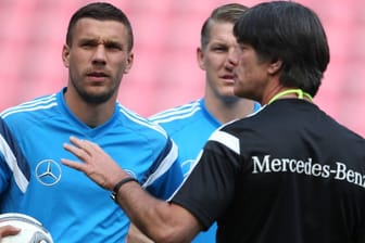 Joachim Löw (re.) vertraut erneut seinen Angreifer auf Lukas Podolski (li.).