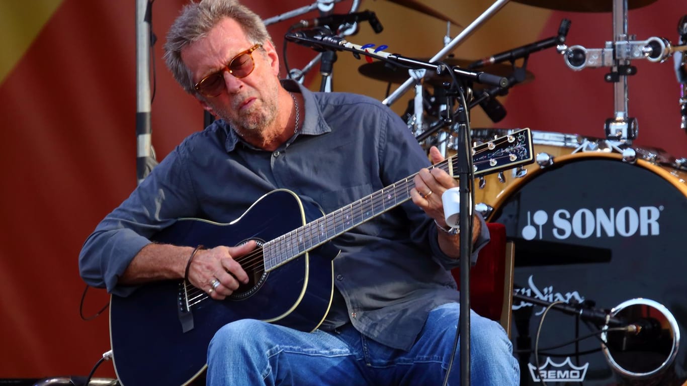 Eric Clapton gibt mit seinem neuen Album Rätsel auf.