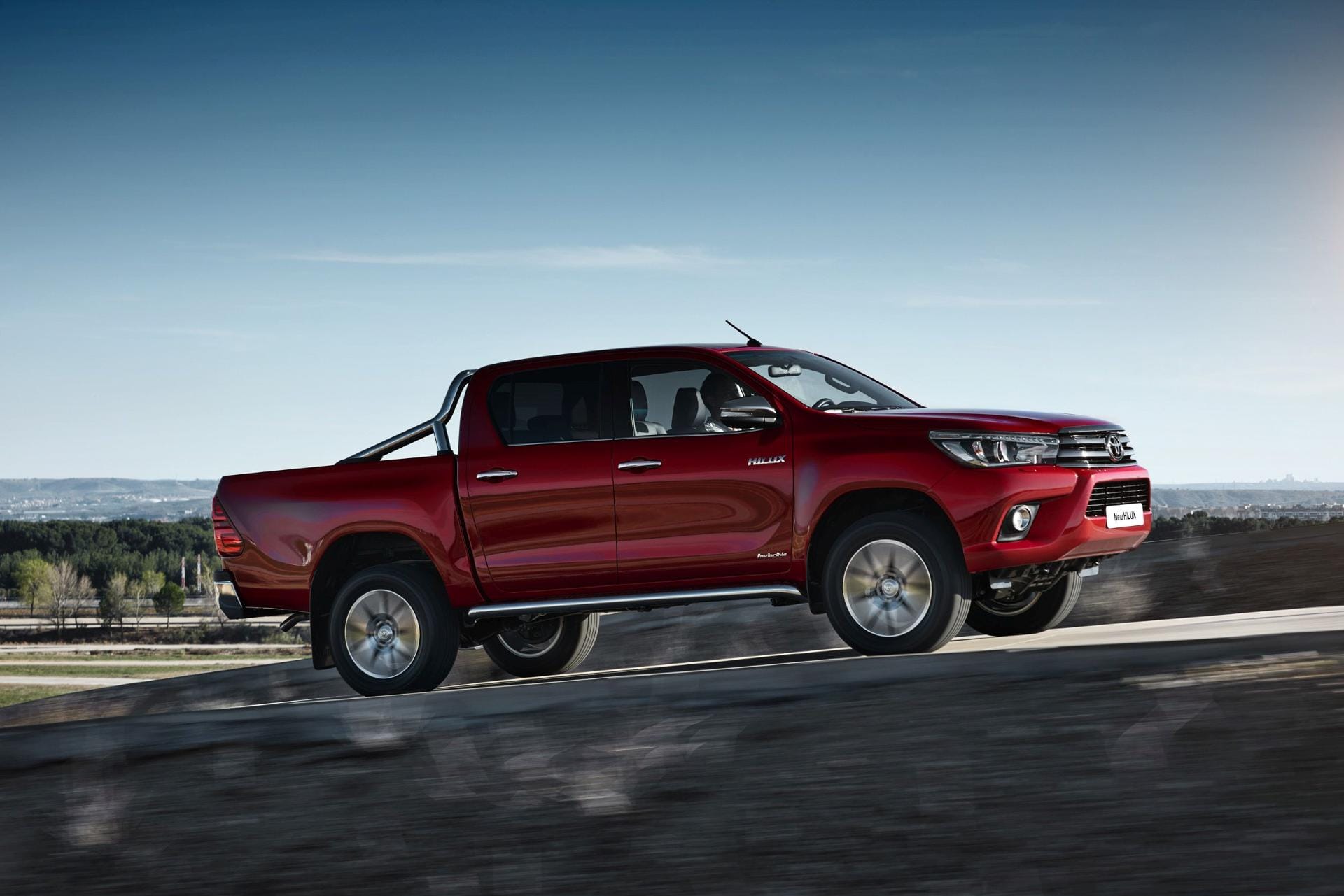 Mit einer Gesamtlänge von 5,33 Meter übertrifft der neue Hilux seinen Vorgänger um sieben Zentimeter. Mit einer Gesamtlänge von 5,33 Meter übertrifft der neue Hilux seinen Vorgänger um sieben Zentimeter.