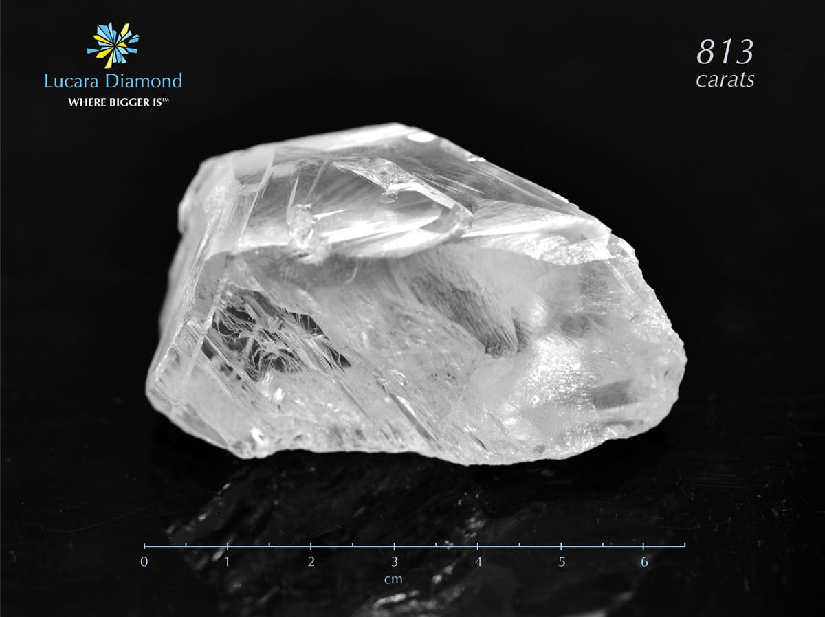 Normale Diamanten sind im Vergleich dazu fast schon ein Schnäppchen. Anfang Mai 2016 verkaufte die Bergbaugesellschaft Lucara Diamond einen Rohdiamanten mit 813 Karat für 55 Millionen Euro. Macht umgerechnet einen Preis von rund 68.000 Euro pro Karat.