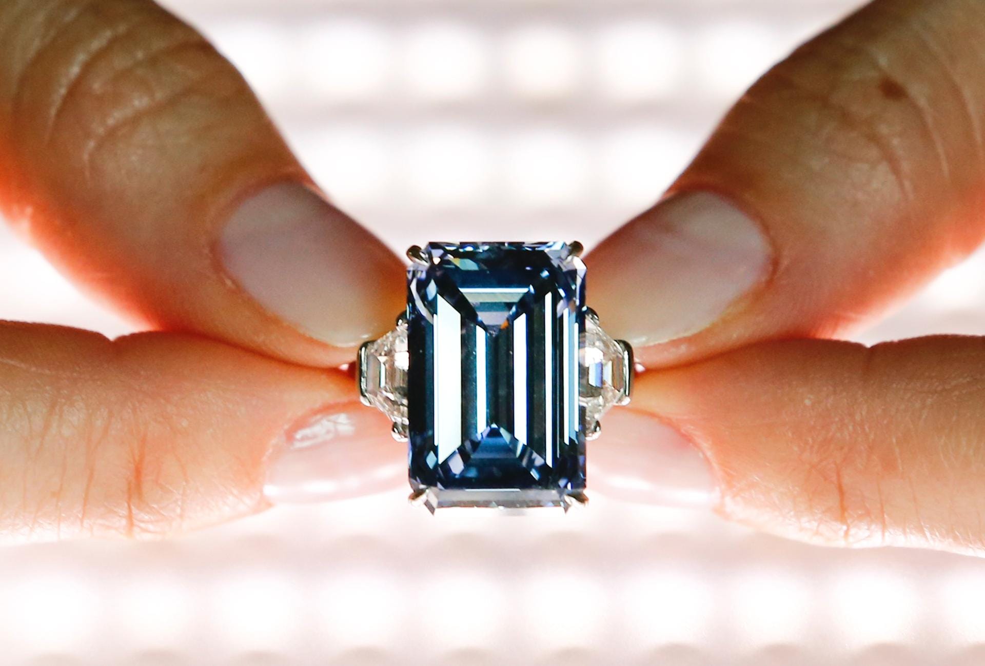 Der spektakuläre Diamant "Oppenheimer Blue" hat bei einer Versteigerung in der Schweiz alle Rekorde gebrochen: Für 57,54 Millionen Dollar (50,81 Millionen Euro) fand der auf einen Ring gesetzte geschliffene 14,62-Karäter in Genf einen neuen Besitzer, wie das Auktionshaus Christie's mitteilte.