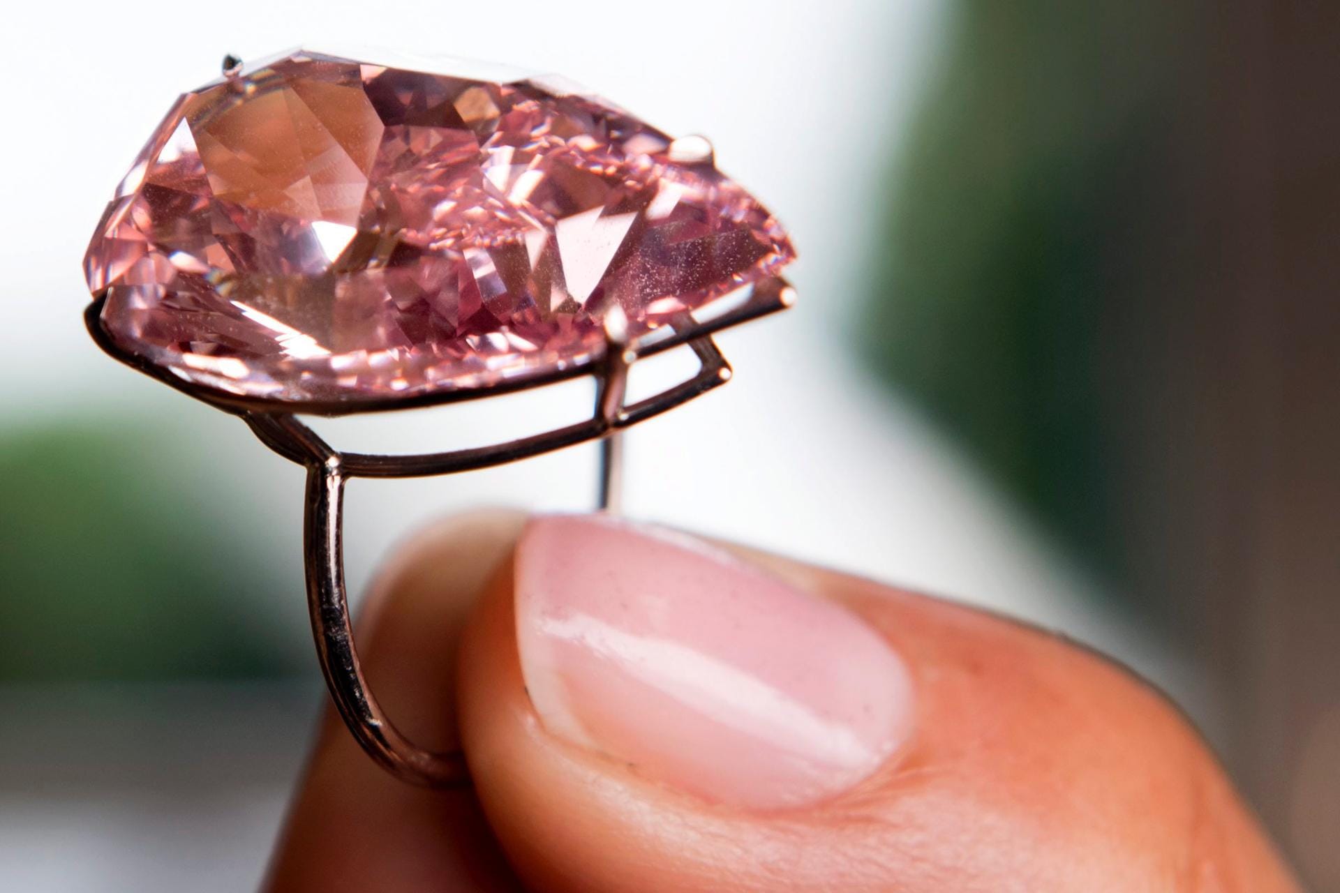 Für 27,88 Millionen Euro erhielt ein Telefonbieter bei Sotheby's den Zuschlag für den "Unique Pink". Es sei der höchste Preis, der jemals für einen "Fancy Vivid Pink"-Diamanten gezahlt worden sei, sagte Auktionator David Bennett.