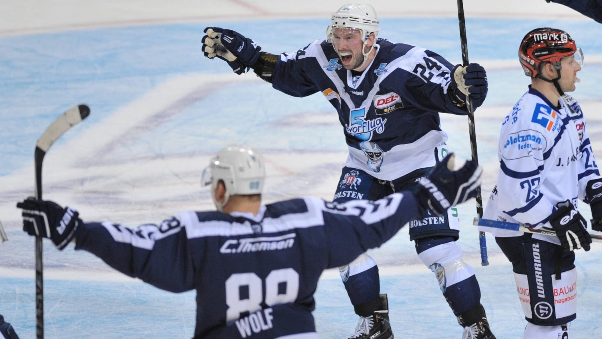 Bald Geschichte? Spieler der Hamburg Freezers jubeln über ein DFL-Tor.