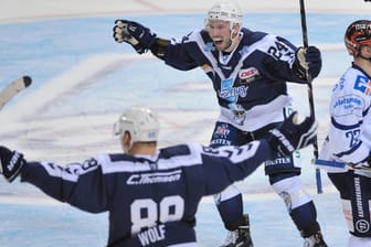 Bald Geschichte? Spieler der Hamburg Freezers jubeln über ein DFL-Tor.