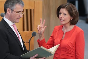 Malu Dreyer wird im Landtag Rheinland-Pfalz vereidigt.