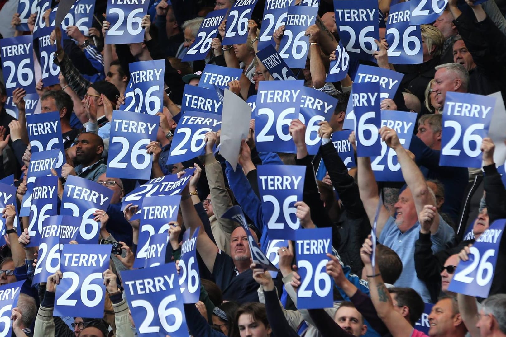 Dem Wunsch der Fans ist entsprochen worden: John Terry (Rückennummer 26) spielt ein weiteres Jahr beim FC Chelsea.