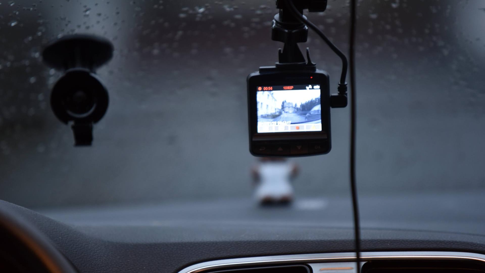 Immer mehr Deutsche haben einen kleinen elektronischen Mitfahrer - eine Dashcam. Immer mehr Deutsche haben einen kleinen elektronischen Mitfahrer - eine Dashcam.