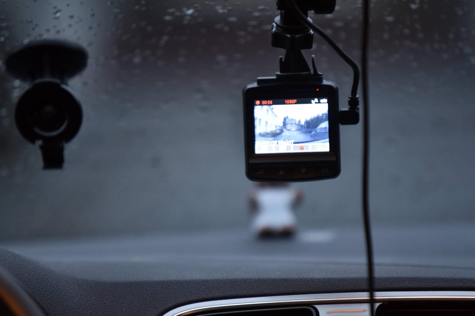 Immer mehr Deutsche haben einen kleinen elektronischen Mitfahrer - eine Dashcam.