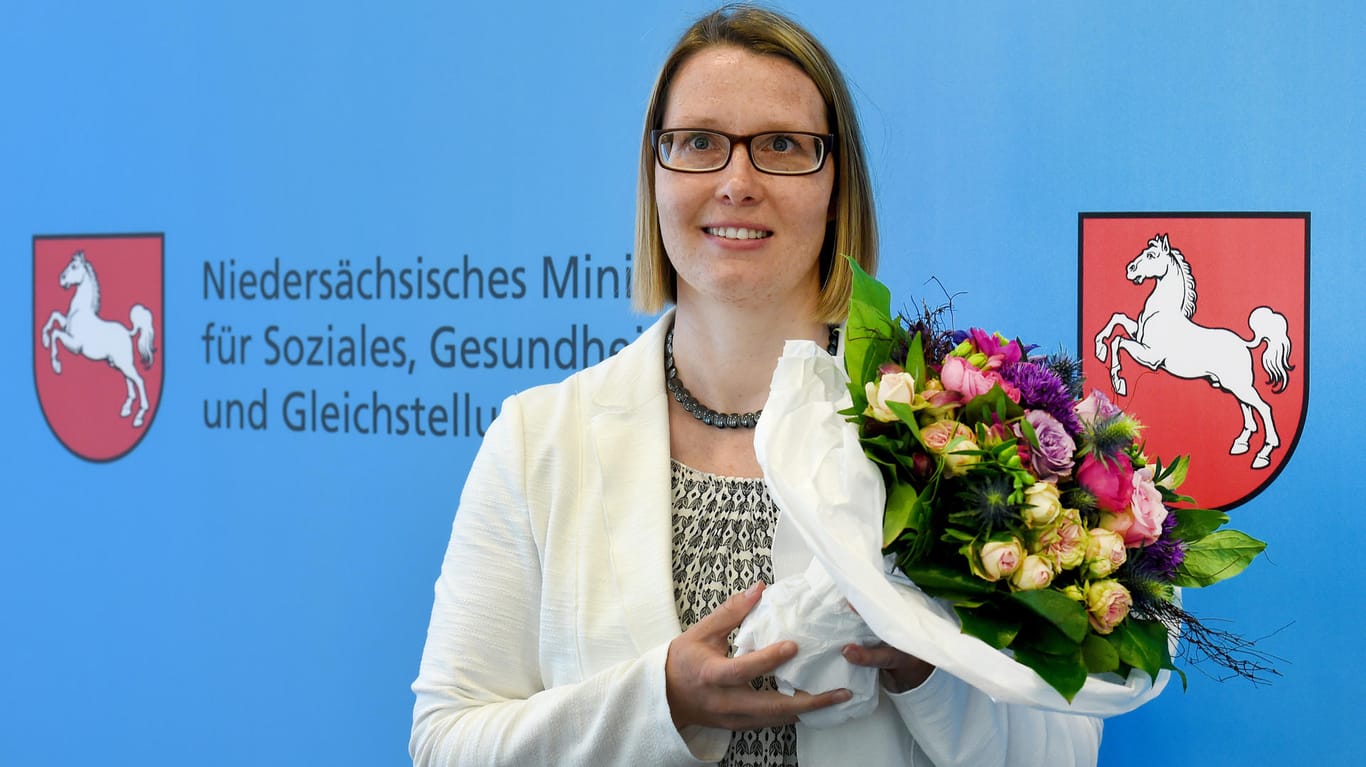 Blumen für Heike Schneider: Die aufmerksame Mitarbeiterin der Stadt Celle hat einen großangelegten Betrug verhindert.